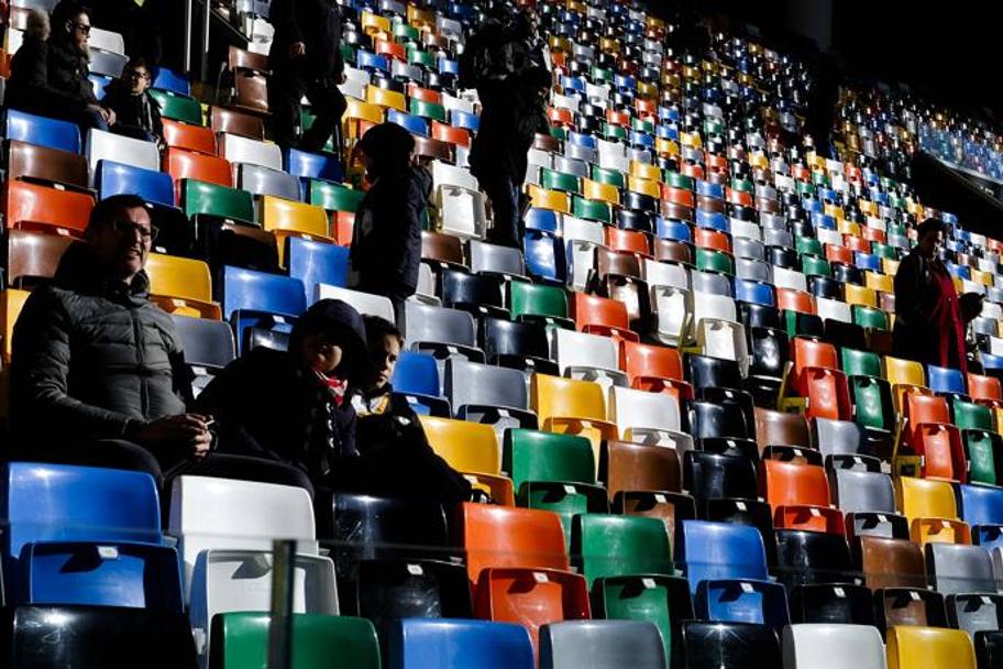 I seggiolini sono multicolore. Una scelta cromatica che permette, quando lo stadio è semivuoto, di dare sempre l&#39;impressione di un  impianto pieno (Lapresse)